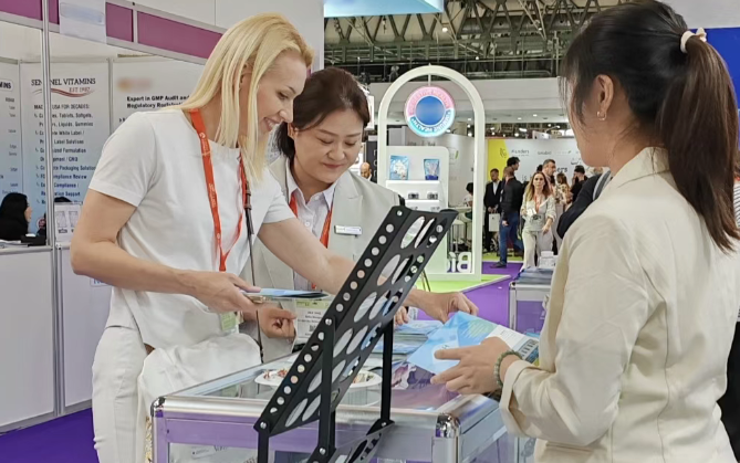 展會現場為客戶介紹公司產品 展會現場為客戶介紹公司產品