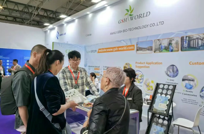 展會現場為客戶介紹公司產品 展會現場為客戶介紹公司產品